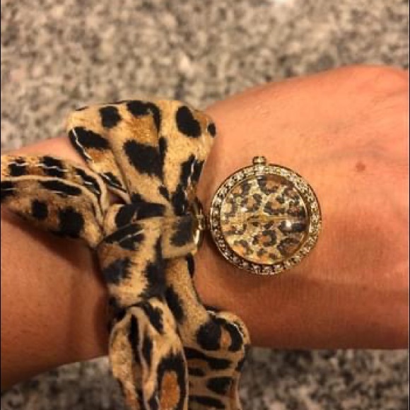 Super Adorable Guess, cheetah print bow, rhinestone watch. - Picture 2 of 2
